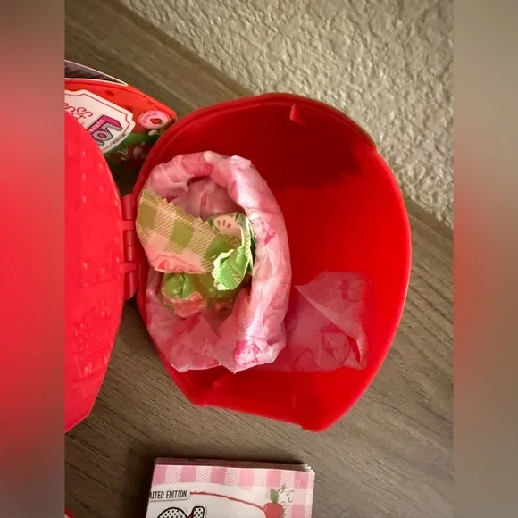 LOL Surprise The World of Strawberry Shortcake (Strawberry Shortcake Ultra-Rare) - Picture 3 of 6